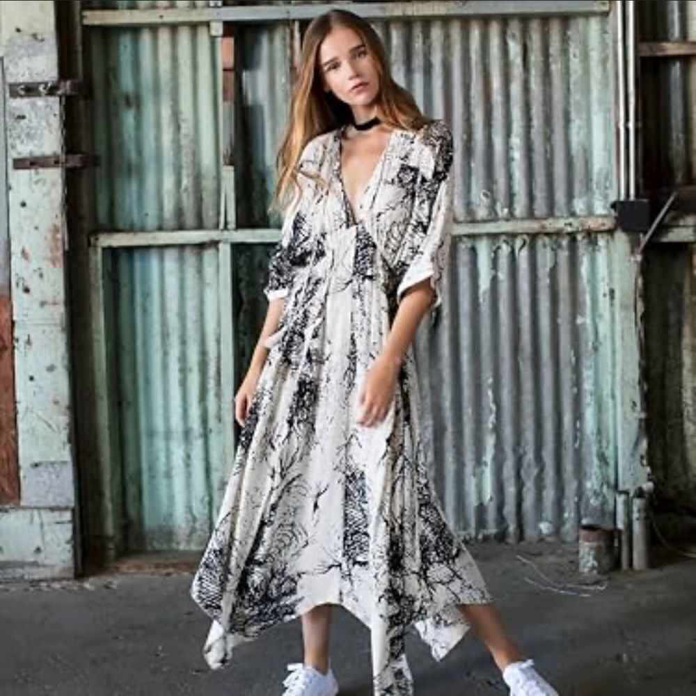 En Créme V Neck Splatter Print Shark Bite Dress Size Small Boho Funky Y2K Size S